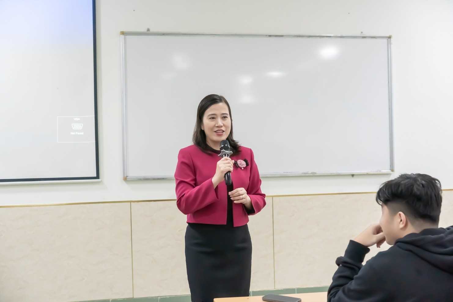 GS.TS TRẦN THỊ THANH TÚ GIẢNG BÀI TẠI TRƯỜNG ĐẠI HỌC THÁI BÌNH